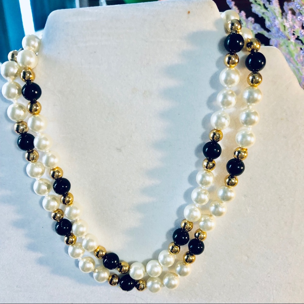 Vintage Black and White bead Necklace - Picture 5 of 7